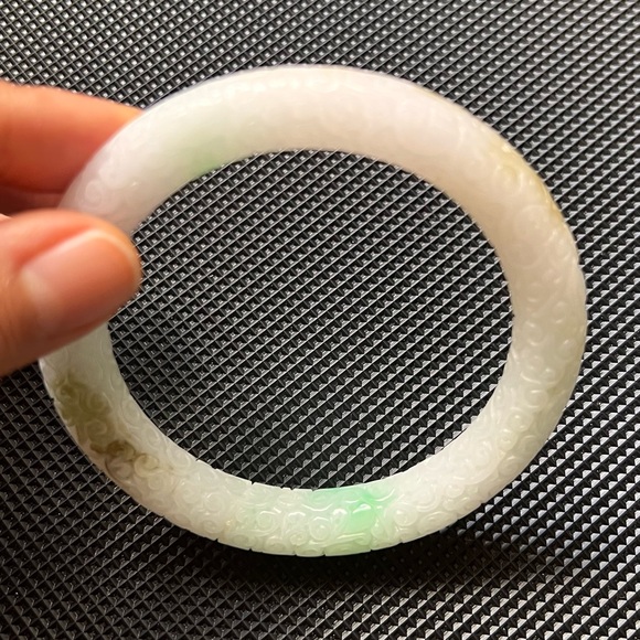 💚💯Authentic unique traditional style carved white Jade bangle translucent - Picture 10 of 14